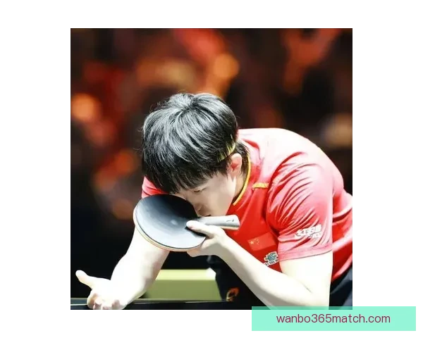 王楚钦赛场拼搏举动感动球迷采访中忽然双手撑地全力以赴